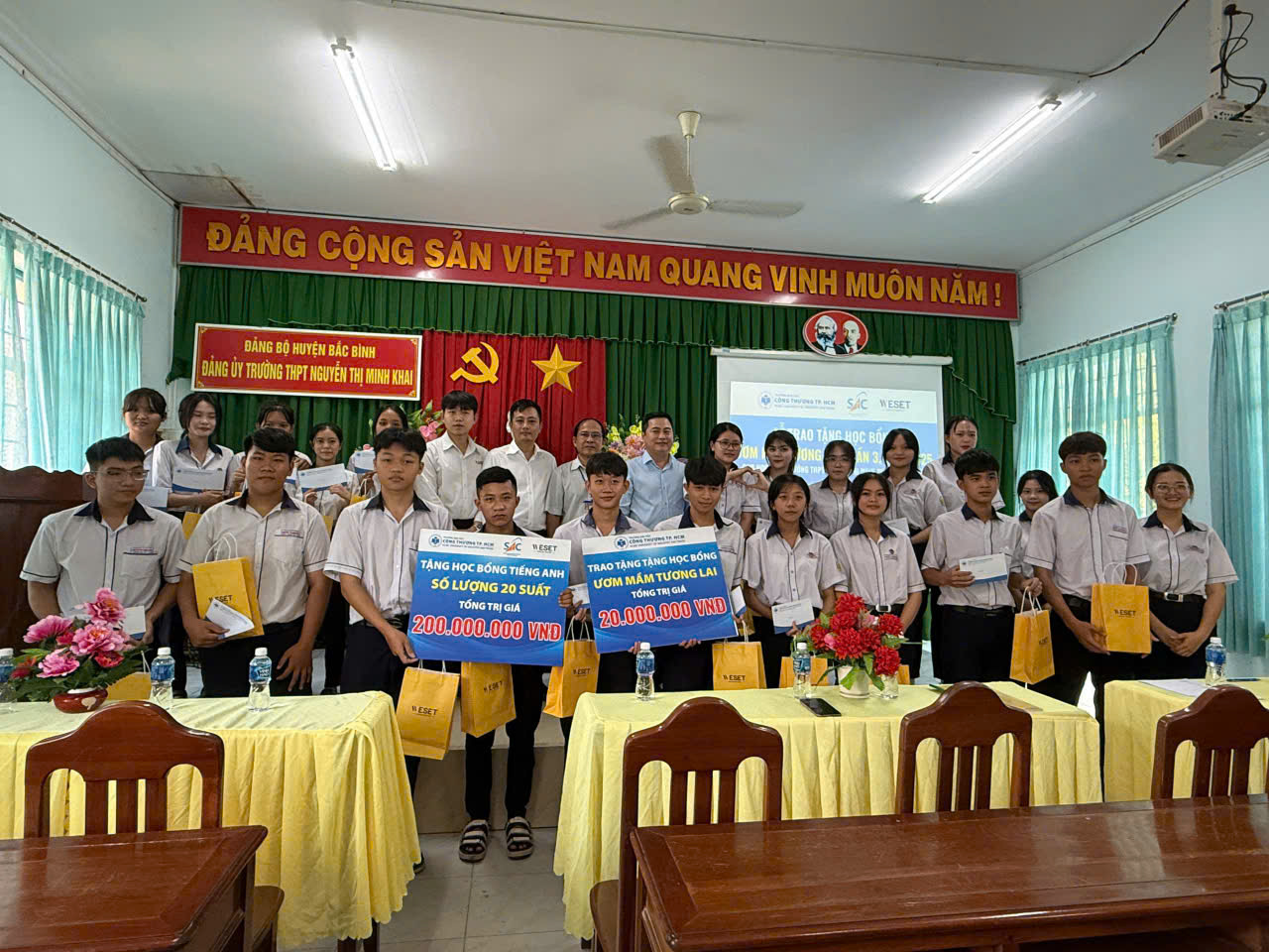 Chắp Cánh Ước Mơ cho học sinh có hoàn cảnh khó khăn Tại Bình Thuận