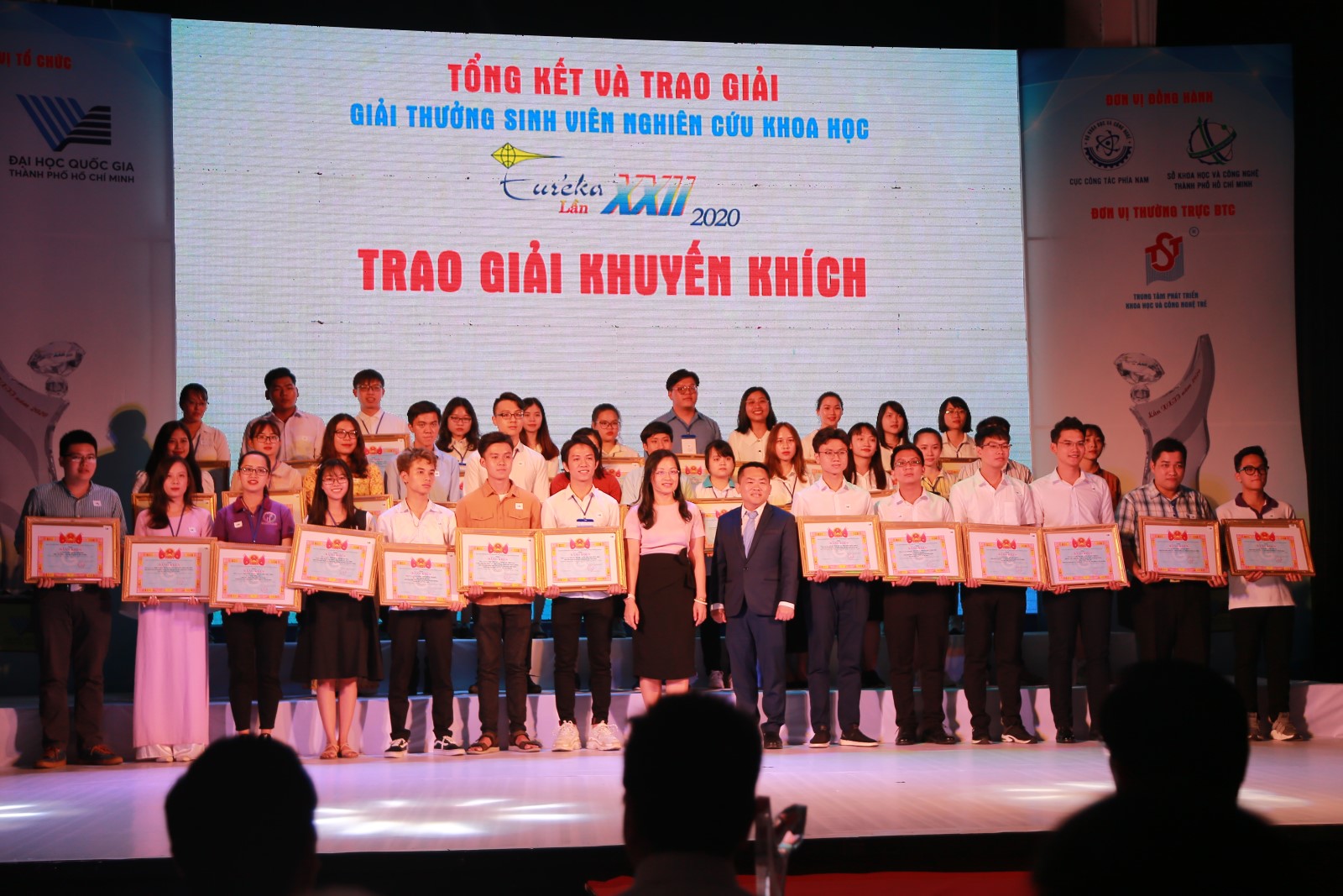 Sinh viên trường Đại học Công nghiệp Thực phẩm TP. HCM xuất sắc mang giải thưởng Euréka lần thứ XXII về cho trường
