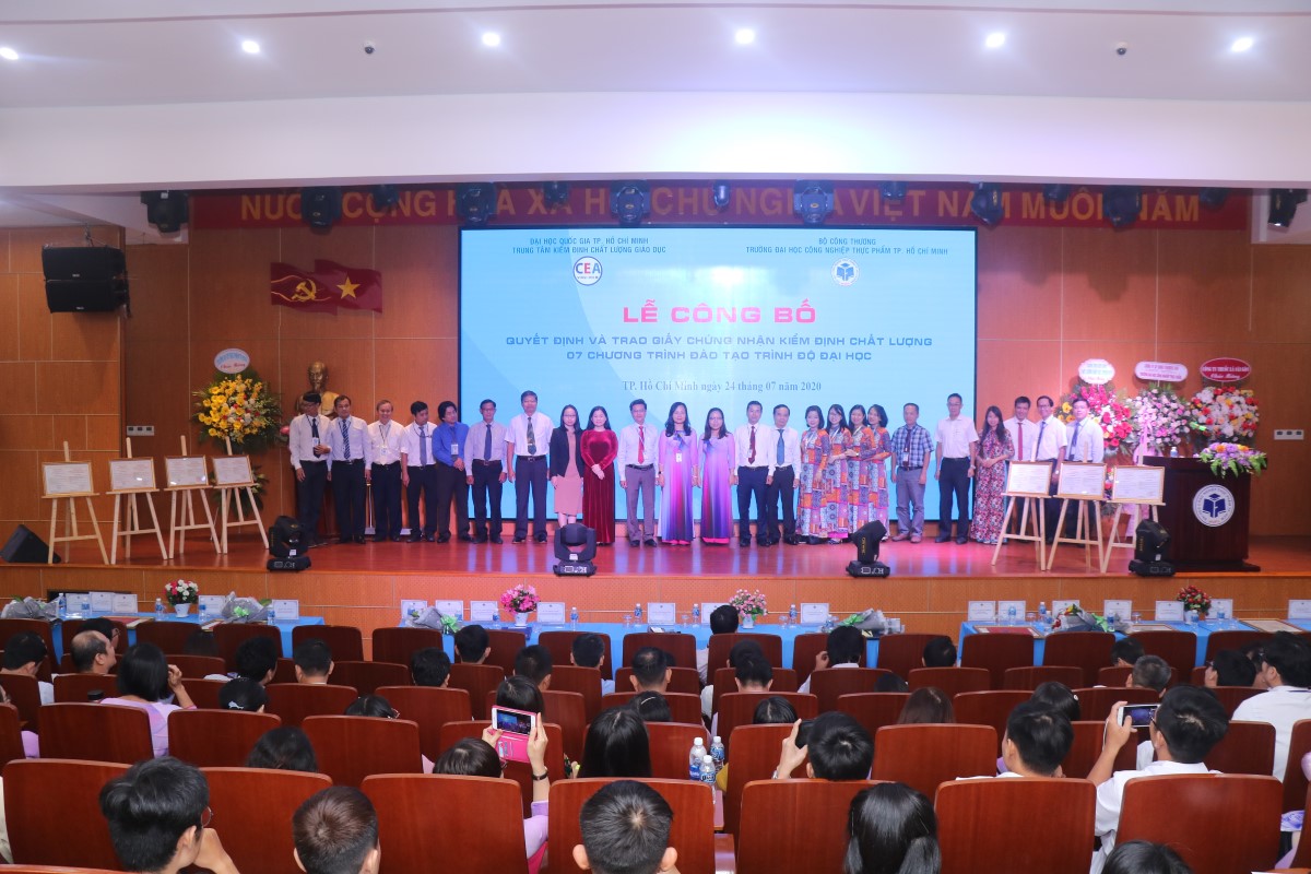Trường Đại học Công nghiệp Thực phẩm TP.HCM: Công bố kết quả và trao giấy chứng nhận kiểm định chất lượng giáo dục cho 7 chương trình đào tạo trình độ đại học