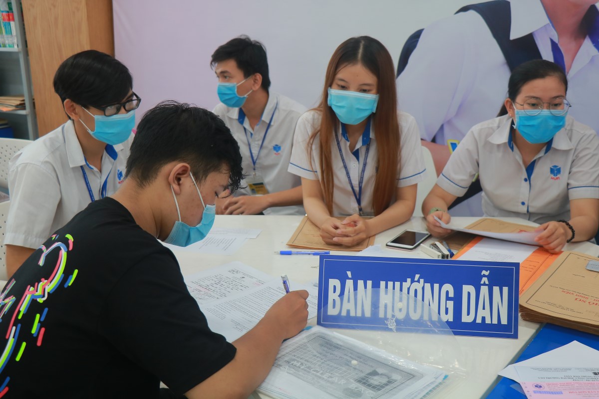 Trường Đại học Công nghiệp Thực phẩm TP.HCM tổ chức nhập học cho tân sinh viên khóa 11