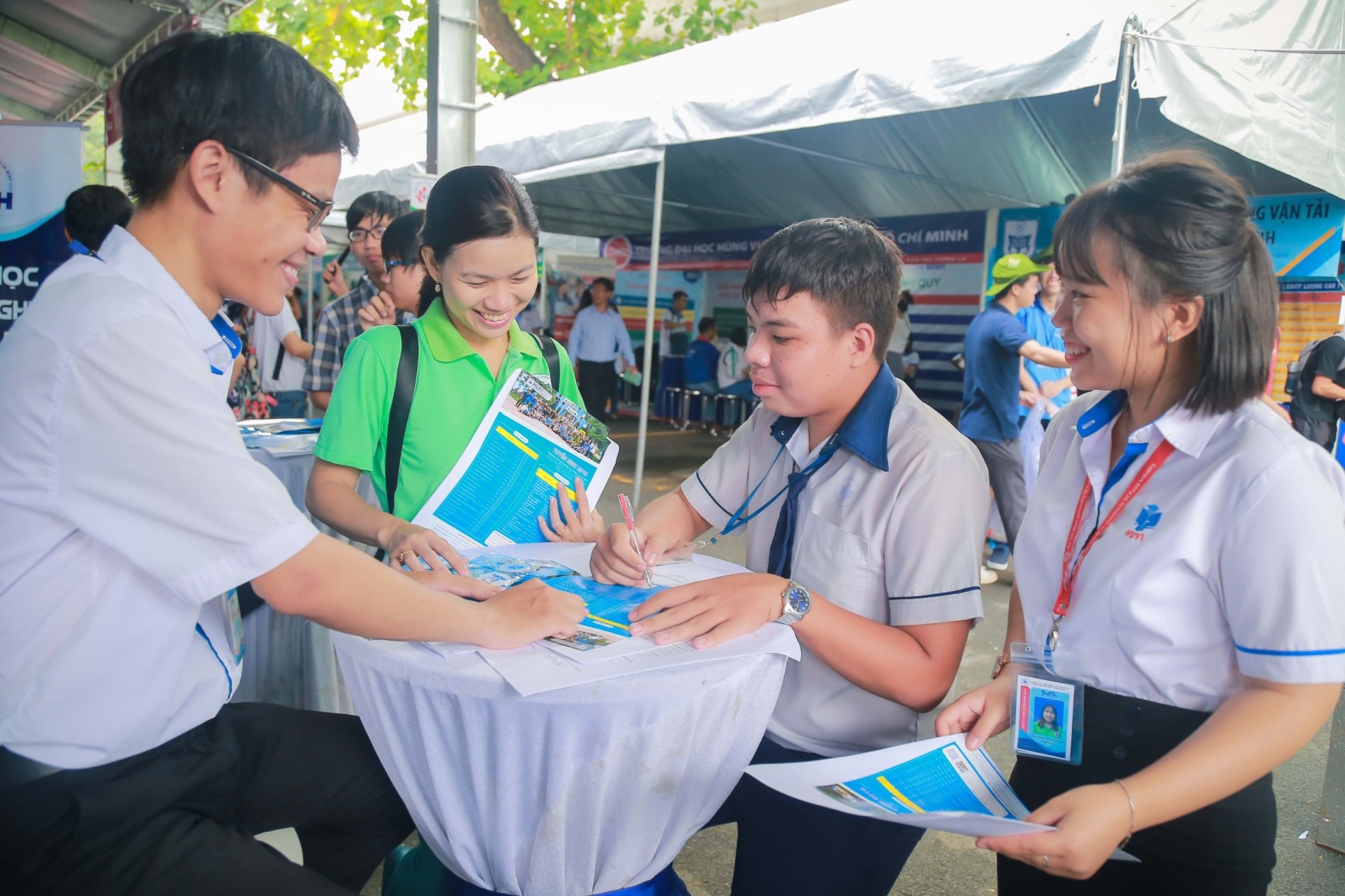 Các yếu tố ảnh hưởng đến việc chọn trường ĐH Công nghiệp Thực phẩm TP.HCM của học sinh khối 12 - Chọn trường trong tầm tay