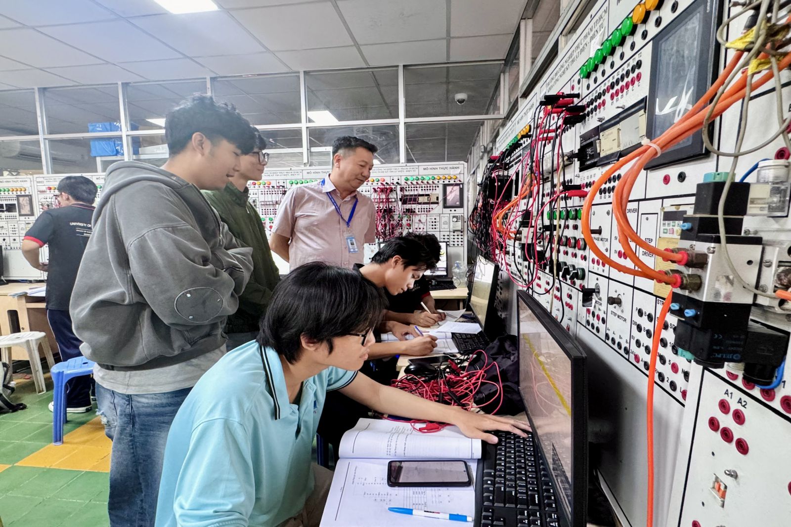 Kỹ thuật Điện – Điện tử: Ngành học “cắm sạc” cho tương lai công nghệ!