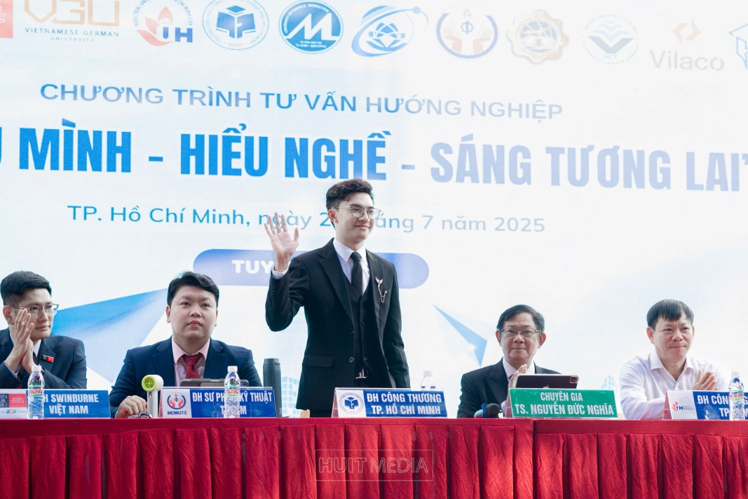 Câu chuyện của “Thầy Xuân Dương HUIT” người bạn đồng hành tin cậy của Gen Z tại HUIT