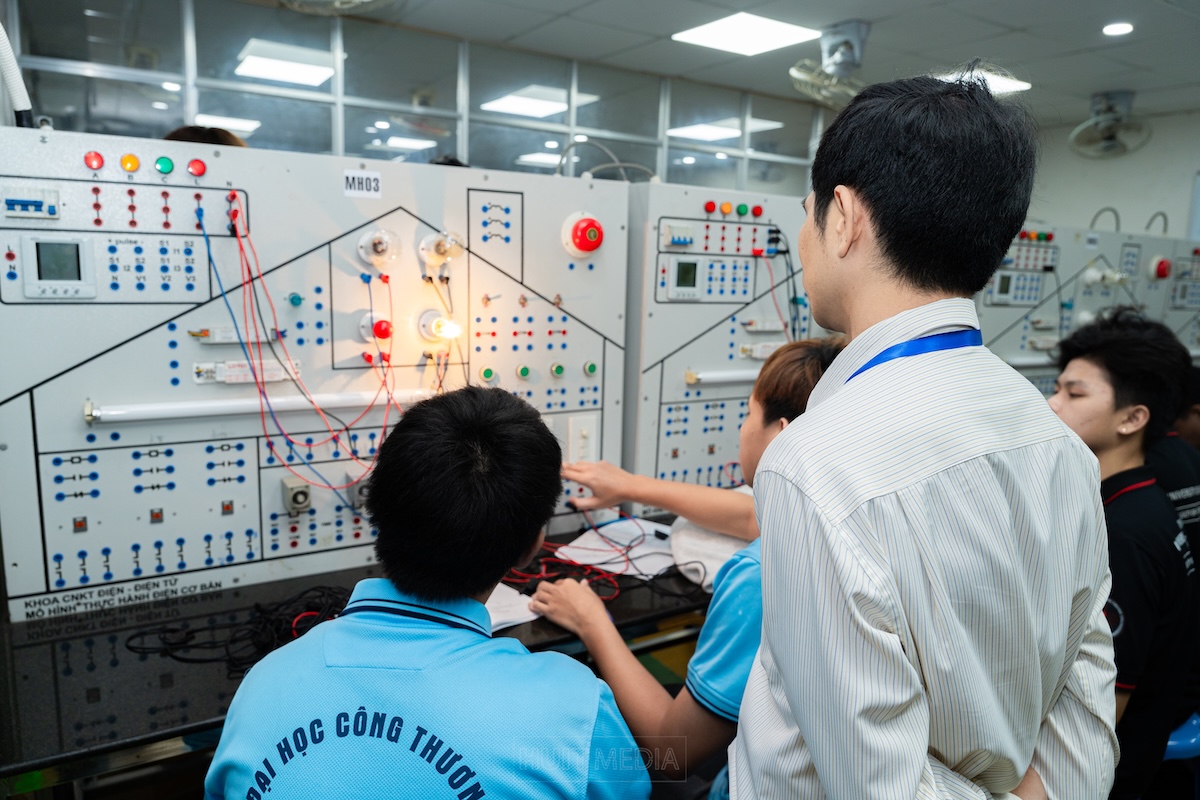 Công nghệ Kỹ thuật Cơ điện tử: Tư duy tích hợp tạo nên robot và nhà máy thông minh
