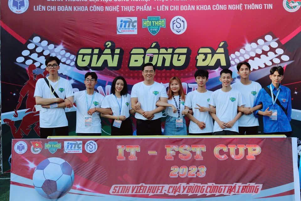 Những người cần mẫn ươm cho đời trái ngọt hoa thơm.