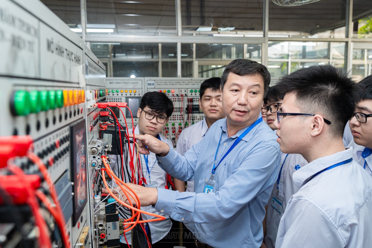 Công nghệ Kỹ thuật Điều khiển và Tự động hóa: Nền tảng kỹ sư cho nhà máy thông minh thời Industry 4.0