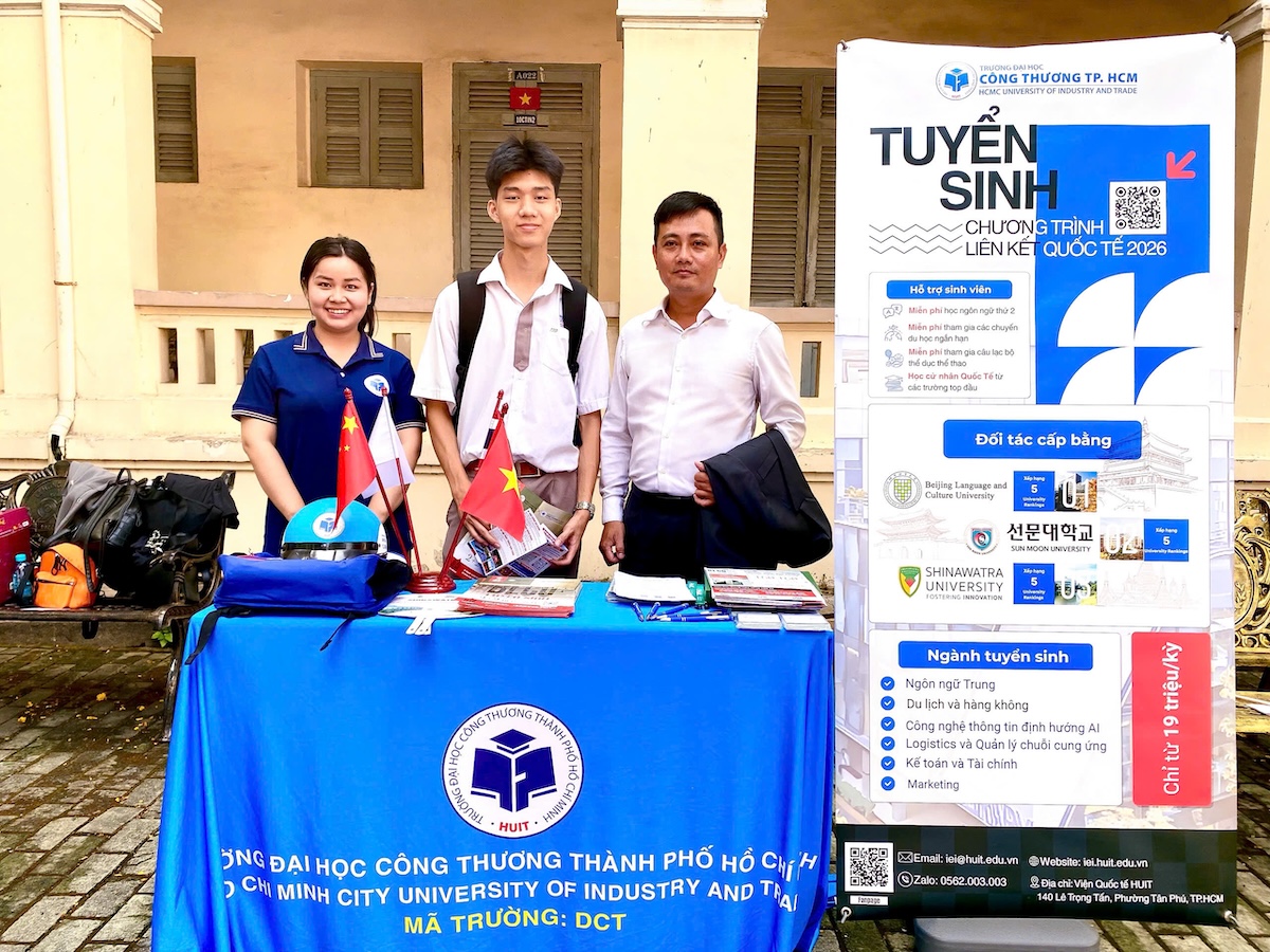 Tỏa sáng từ đam mê tiếng Trung, hai học sinh THPT Chuyên Lê Hồng Phong nhận học bổng toàn phần