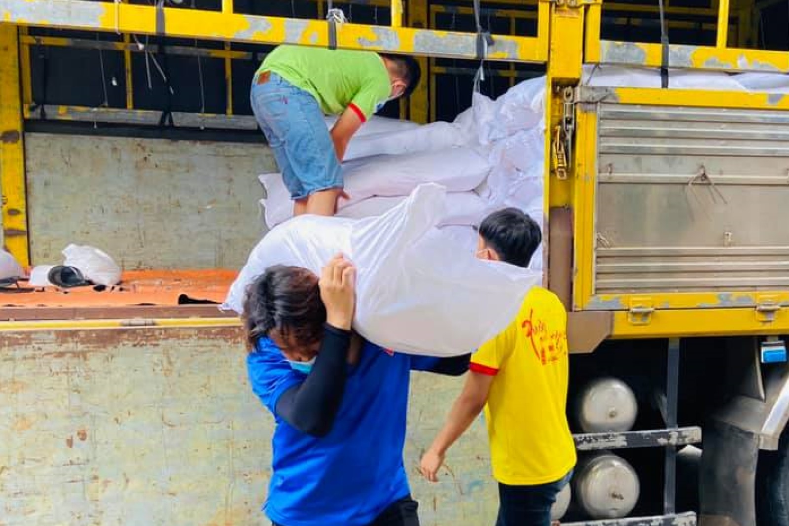 Ban liên lạc hội Cựu sinh viên HUFI kêu gọi hỗ trợ 2,5 tấn gạo giúp đỡ các bạn sinh viên khó khăn