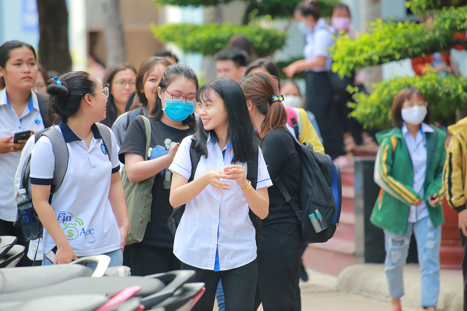 Bao giờ sinh viên HUFI trở lại trường?