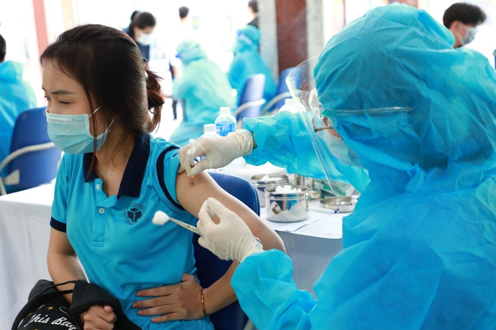 Hơn 1800 học sinh HUFI được tiêm chủng vắc xin ngừa Covid-19