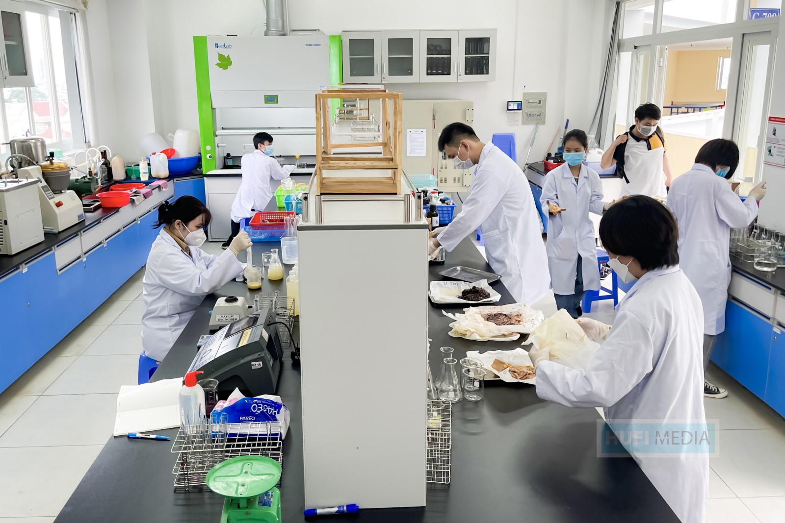 Sinh viên HUFI quay lại học tập trực tiếp sau hơn 5 tháng nghỉ dịch