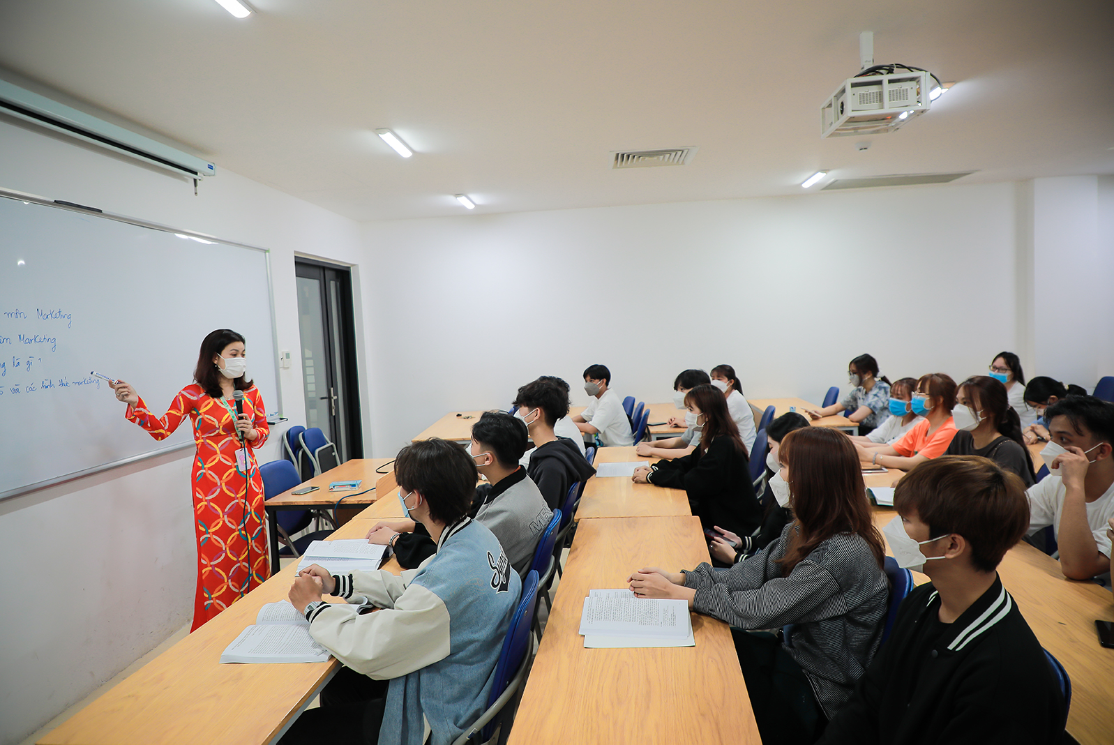 Sinh viên HUFI quay trở lại học tập trực tiếp sau gần 10 tháng học online