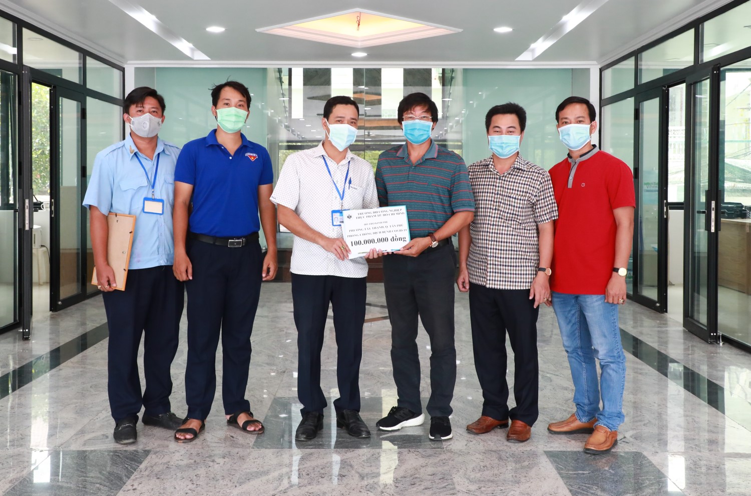 Trường ĐH Công nghiệp Thực phẩm TP.HCM hỗ trợ 100 triệu đồng kinh phí phòng chống dịch bệnh Covid-19 cho Phường Tây Thạnh, quận Tân Phú, TP. HCM