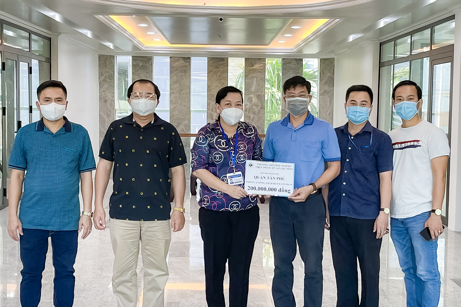 Trường ĐH Công nghiệp Thực phẩm TP.HCM trao 200 triệu đồng hỗ trợ UBND quận Tân Phú phòng chống dịch bệnh COVID-19