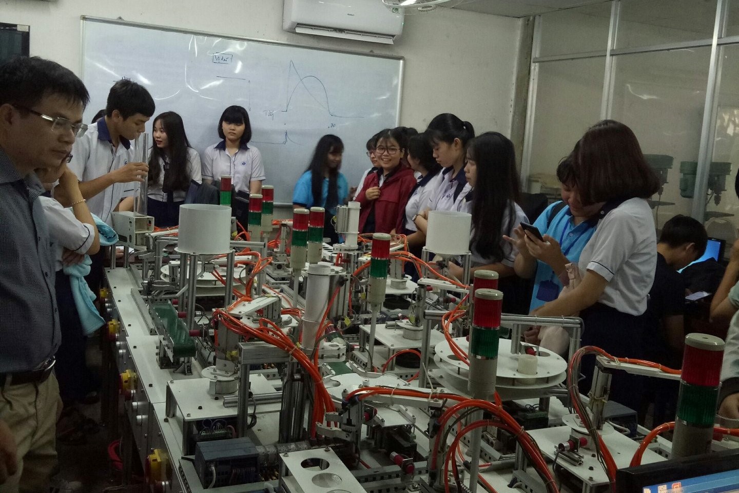 Học sinh Trung tâm giáo dục Phổ thông của Trường Đại học Công nghiệp Thực phẩm TP. Hồ Chí Minh tham gia hướng nghiệp, trải nghiệm nghề, trước khi chọn nghề