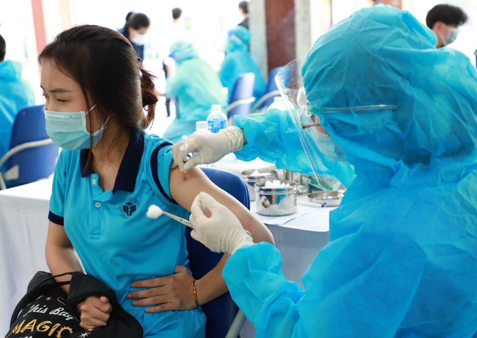 Các bạn học sinh hệ THPT HUFI đã được tiêm vắc xin ngừa Covid-19