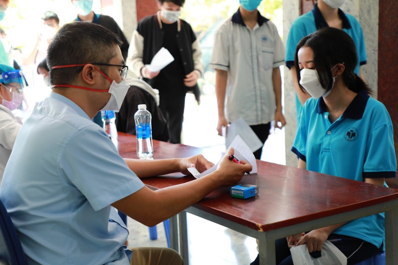 Các bạn học sinh hệ THPT HUFI đã được tiêm vắc xin ngừa Covid-19
