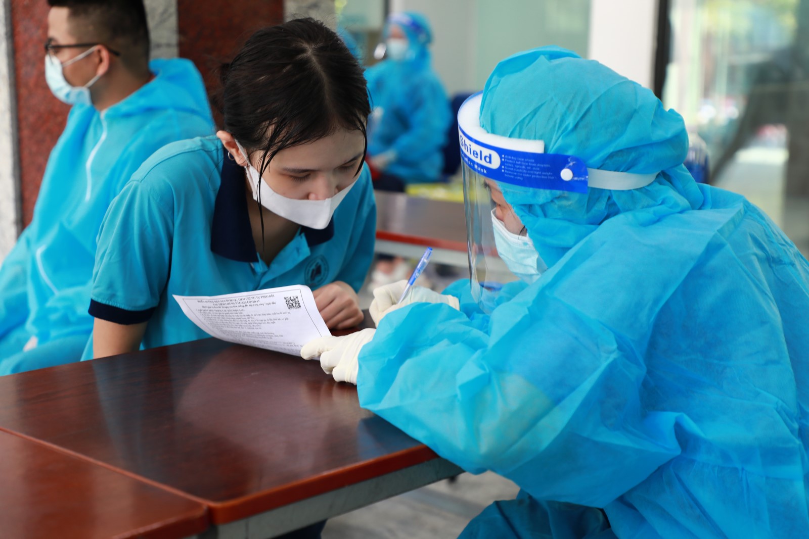 hình ảnh ghi nhận tại điểm tiêm vắc xin trường Đại học Công nghiệp Thực phẩm TP.HCM  vào ngày 29-10
