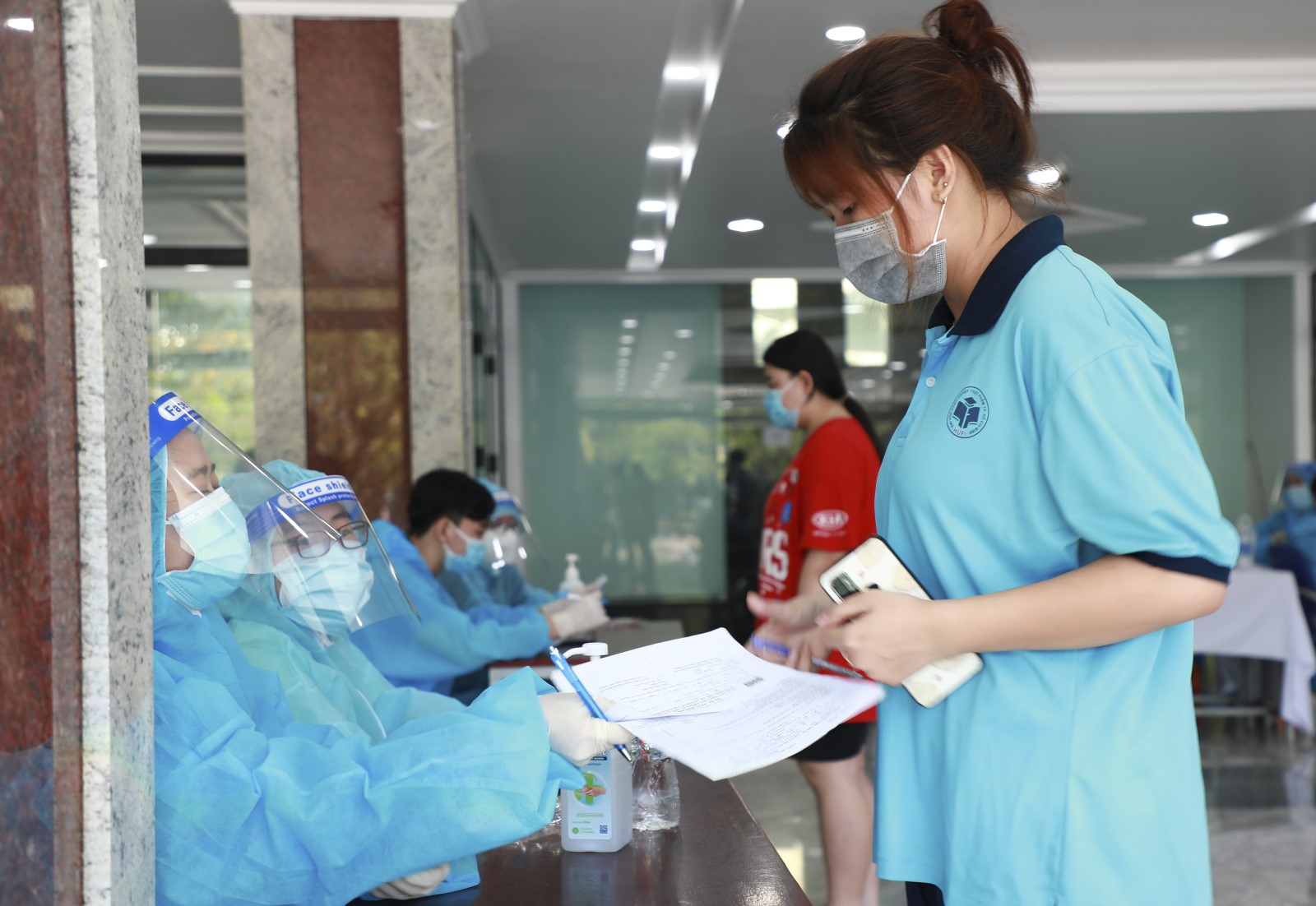 hình ảnh ghi nhận tại điểm tiêm vắc xin trường Đại học Công nghiệp Thực phẩm TP.HCM  vào ngày 29-10