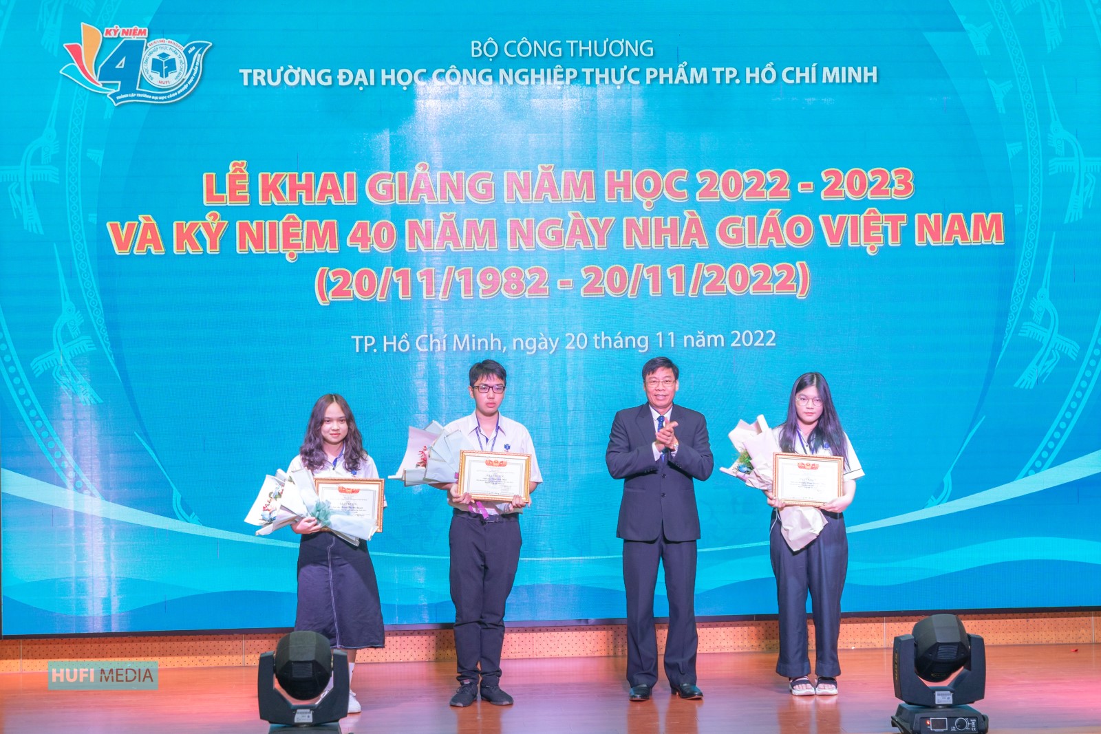 Trao 2 tỷ học bổng tại lễ khai giảng và chào mừng kỷ niệm 40 năm Ngày Nhà giáo Việt Nam