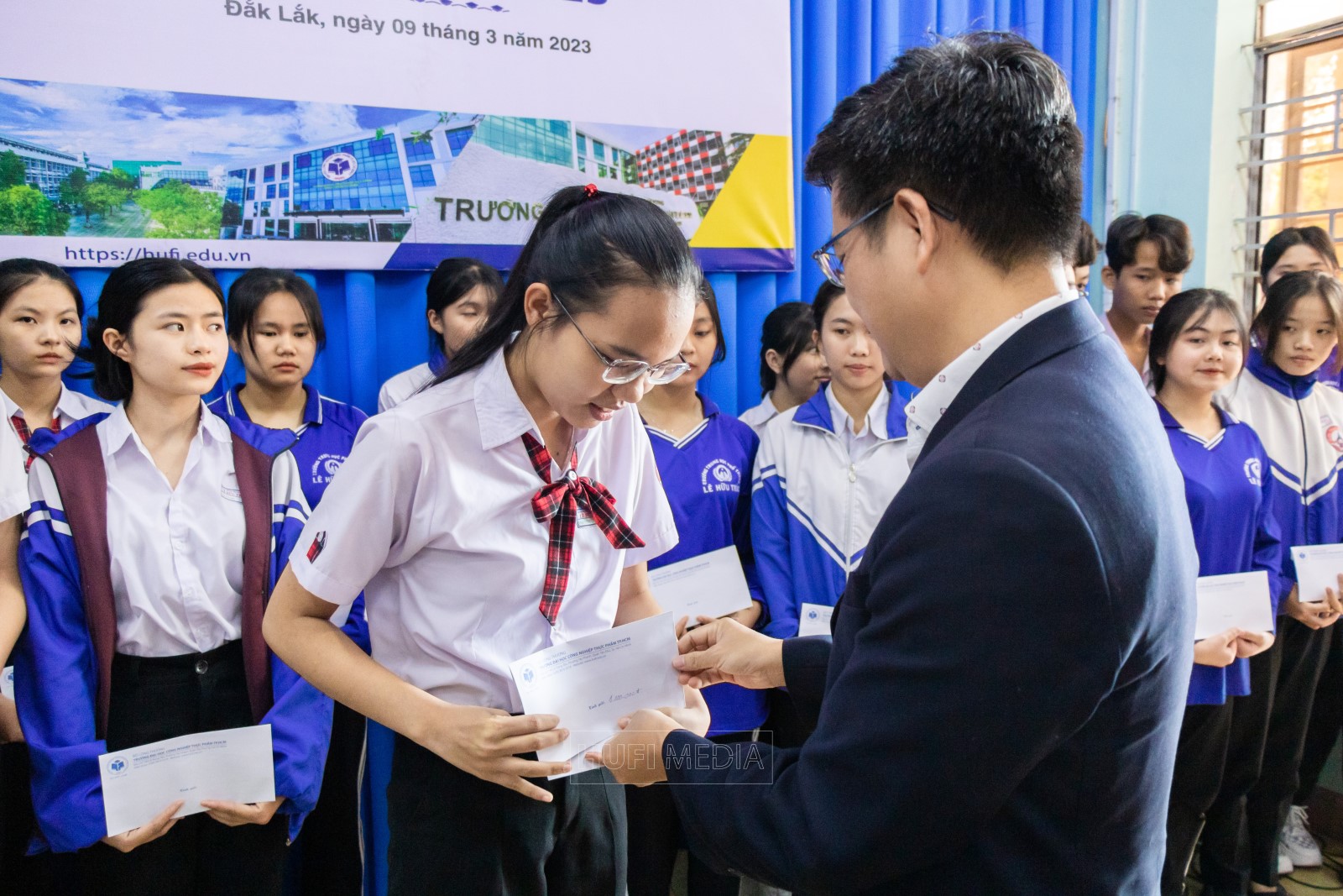 HUFI trao học bổng cho các em học sinh khó khăn, vượt khó tại Trường THPT Lê Hữu Trác, Đắk Lắk