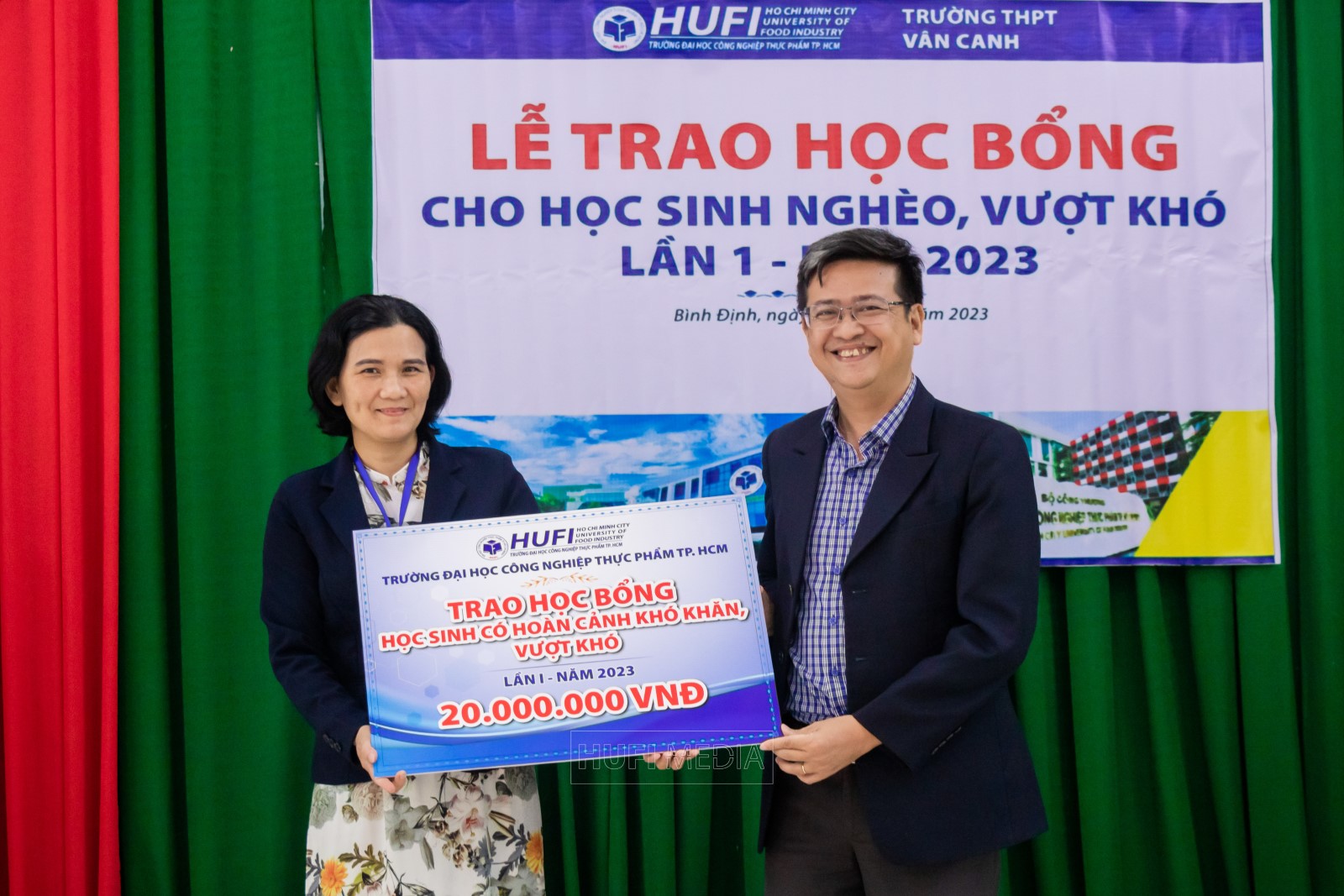 HUFI trao học bổng cho các em học sinh khó khăn, vượt khó tại Trường THPT Vân Canh, Bình Định